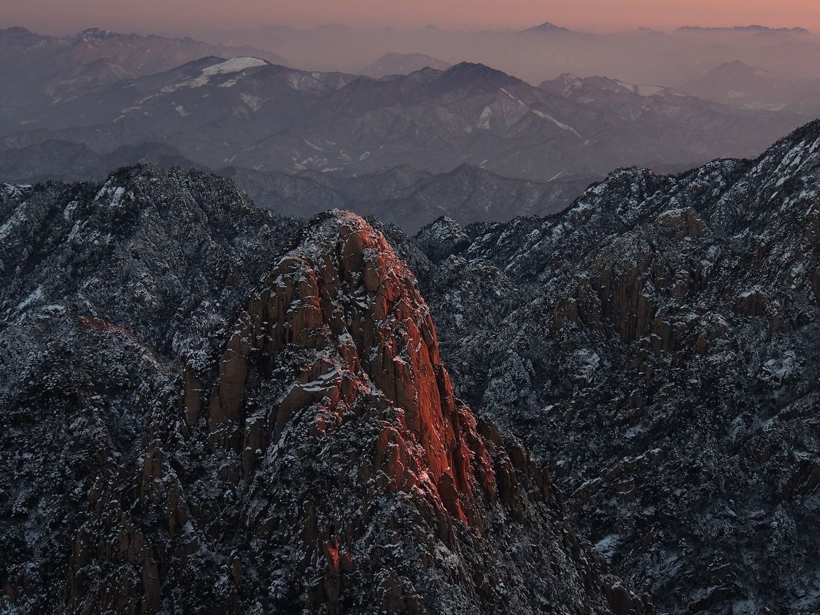 Huangshan in a day: cable car up, the West Sea canyon and the pine peaks