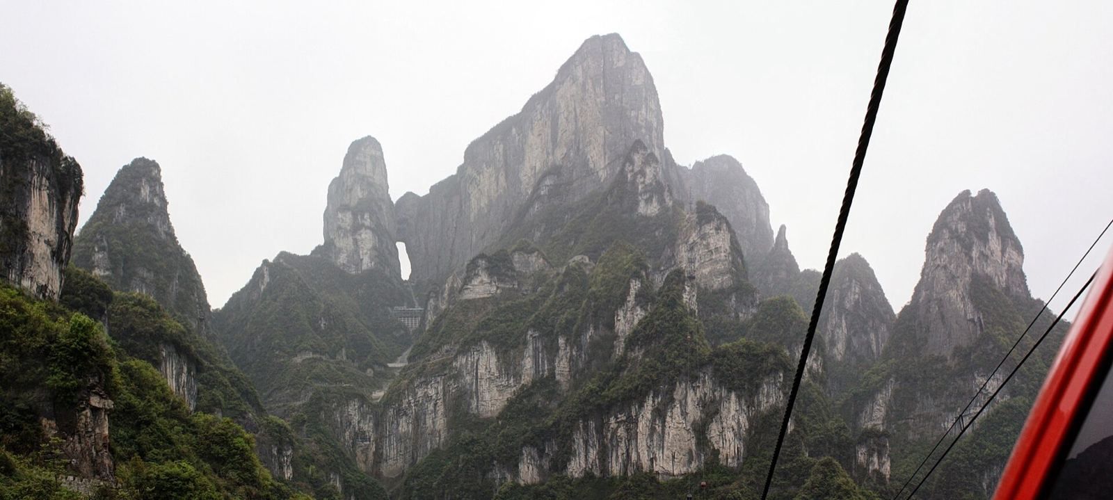 Tianmen Mountain: the world's longest cable car, the cliff glass walkway and the 999 steps