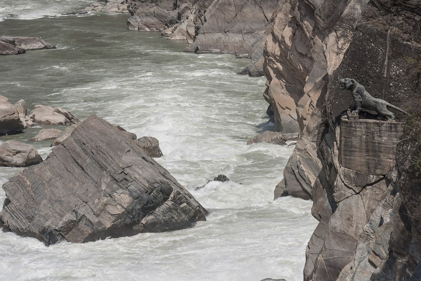Tiger Leaping Gorge: the high trail day hike with private car from Lijiang